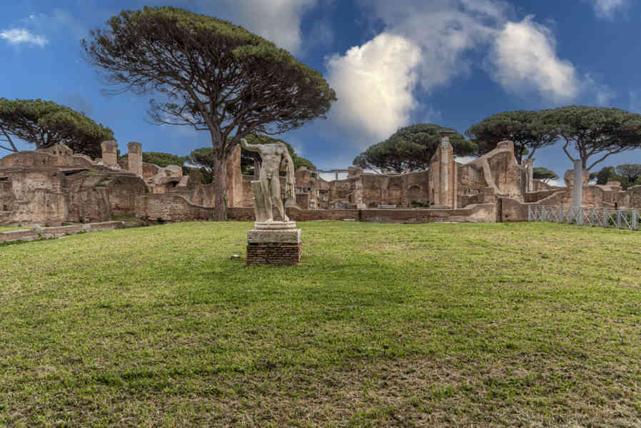 Italia - Ostia 64 - parque arqueológico de Ostia Antica.jpg